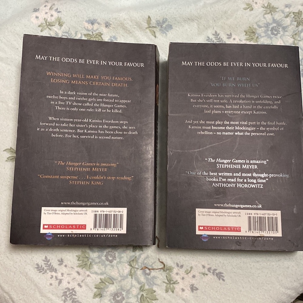 2x Suzanne Collins Novels The Hunger Games & Mockingjay - Picture 4 of 8